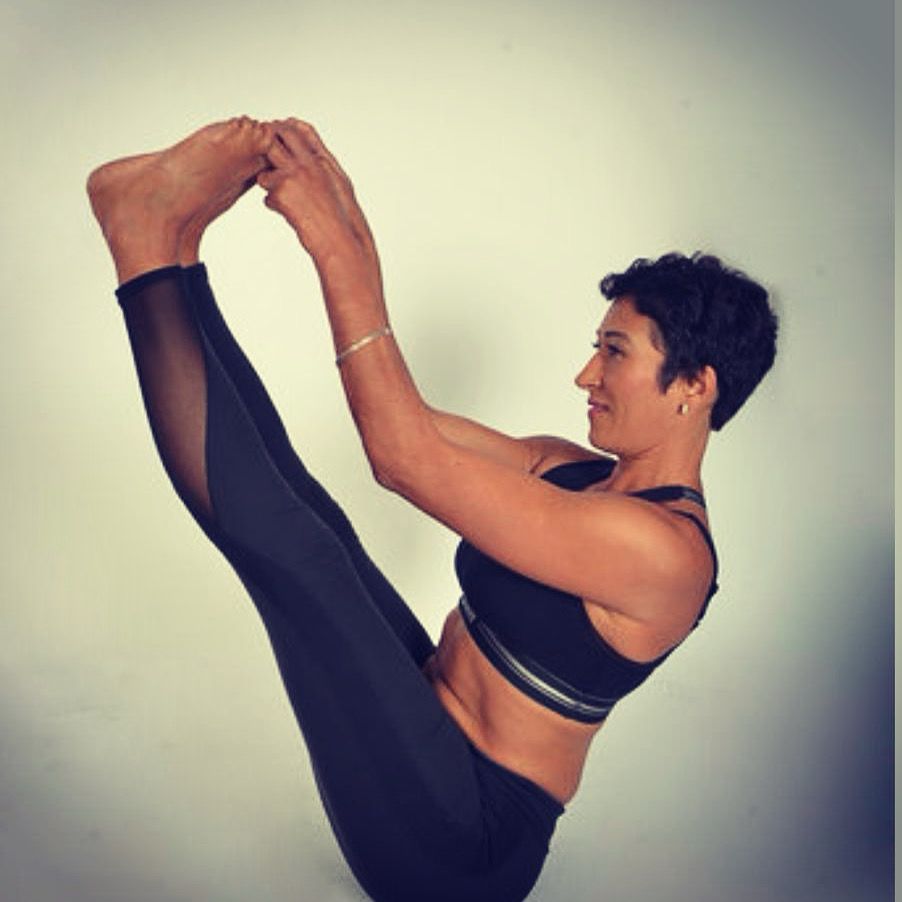 Virginie, professeure de yoga, dans une posture de jambe tendue vers le haut